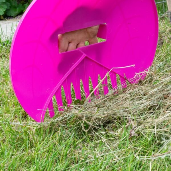 Garden Cleaning Scoops Hand Held Leaf Grabber Pink Plastic Teeth Rake Design